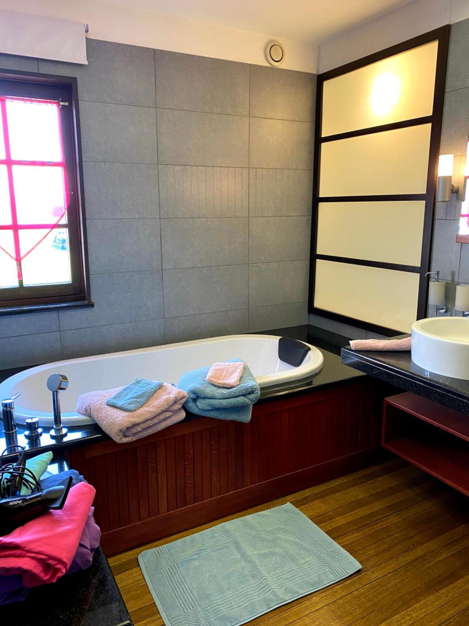 Le Chateau De Frankie Spas-Saunas Grand-Reng Exterior photo